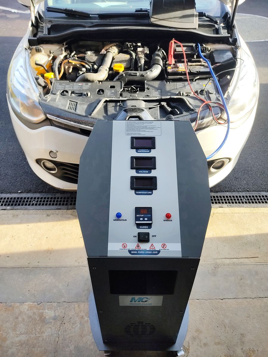 Station de décalaminage moteur à l'hydrogène branchée sur une Renault Clio