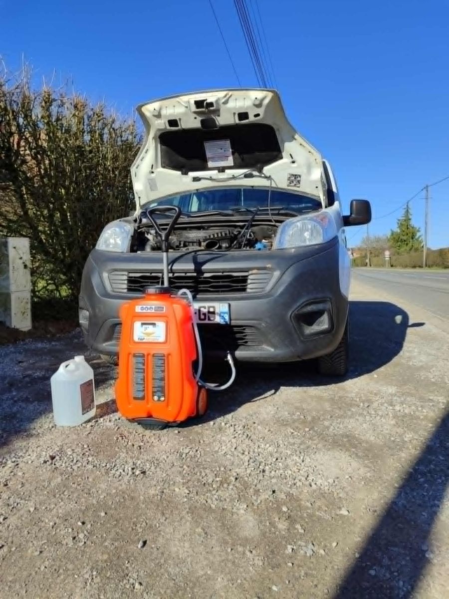 Station de nettoyage FAP Motor Clean branchée sur un véhicule (photo 1)