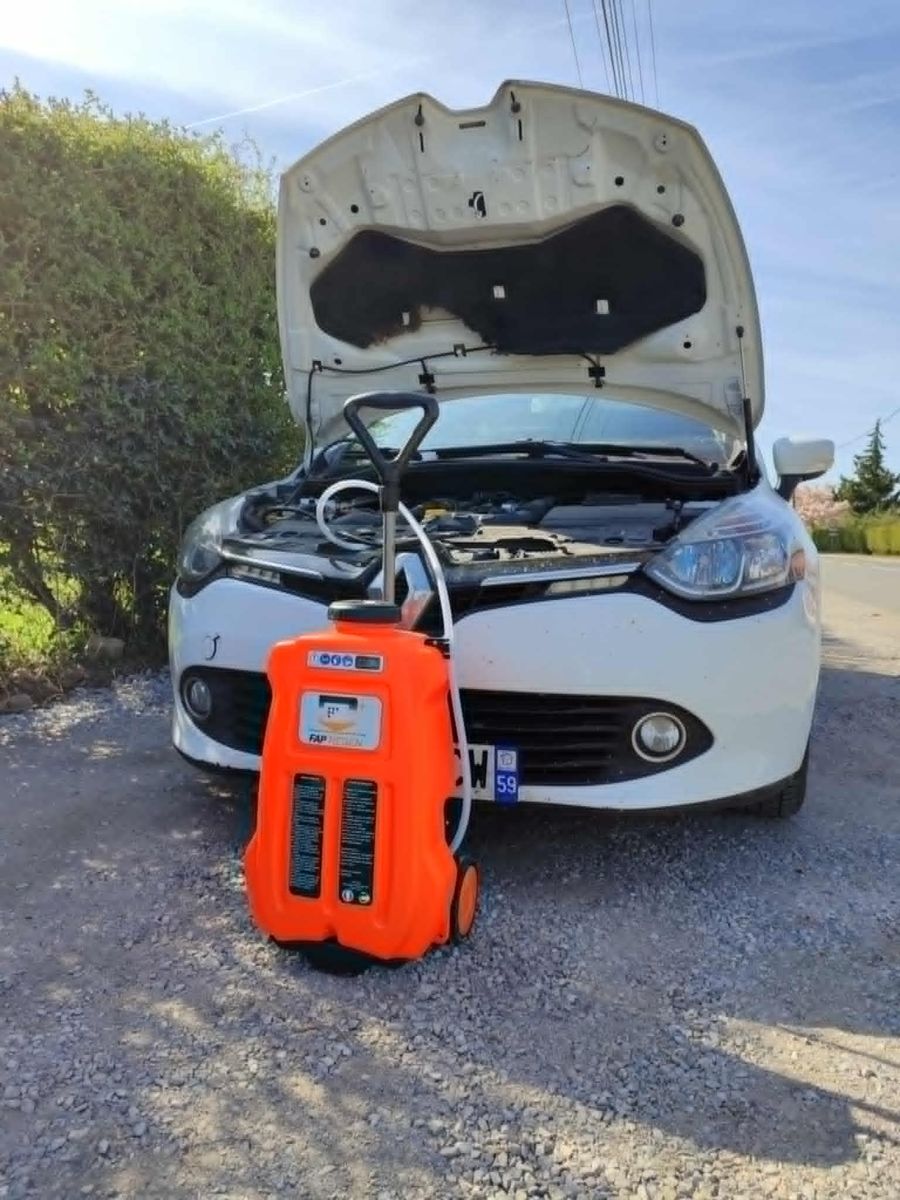 Station de nettoyage FAP Motor Clean branchée sur un véhicule (photo 2)