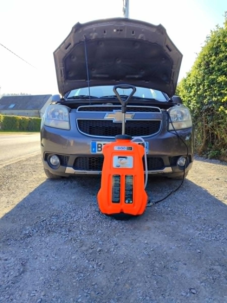Station de nettoyage FAP Motor Clean branchée sur un véhicule (photo 4)